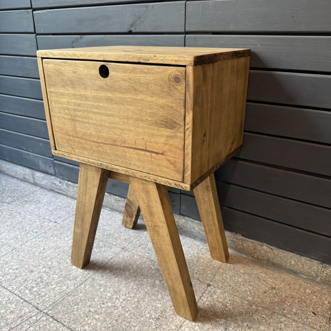 mesa-de-luz-vintage-1-puerta-flaca-encerada-36160